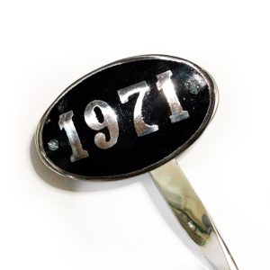 EMBLEMA ANO 1971 ALUMINIO/PRETO