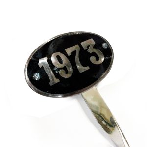 EMBLEMA ANO 1973 ALUMINIO/PRETO