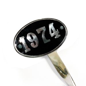 EMBLEMA ANO 1974 ALUMINIO/PRETO