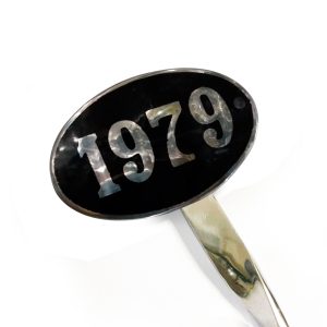 EMBLEMA ANO 1979 ALUMINIO/PRETO