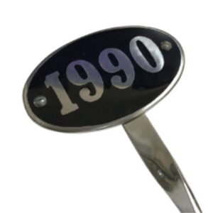 EMBLEMA ANO 1990 ALUMINIO/PRETO