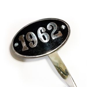 EMBLEMA ANO 1962 ALUMINIO/PRETO