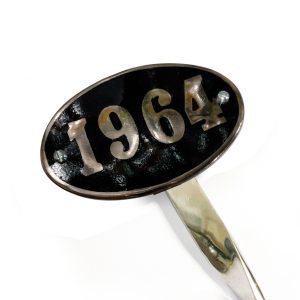 EMBLEMA ANO 1964 ALUMINIO/PRETO