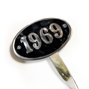 EMBLEMA ANO 1969 ALUMINIO/PRETO